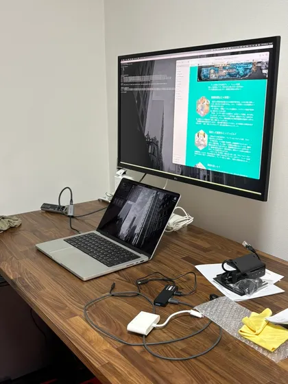 デスクを入れ替えた後の作業環境。以前より広く余白が残っている