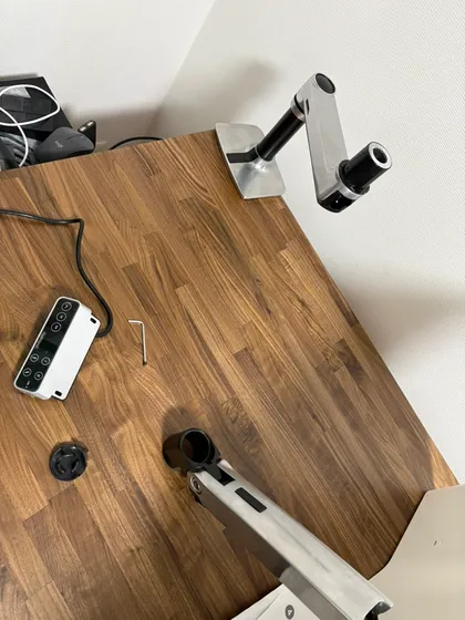 天板の上でモニターアームや配線を付けている途中の様子