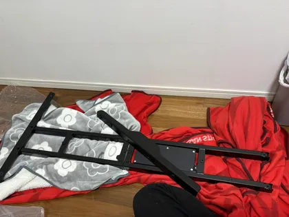 昇降脚のフレームを床に広げた状態